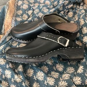ADORABLE Swedish Hanna Andersson Black Leather Clogs Sz 40 VGUC
